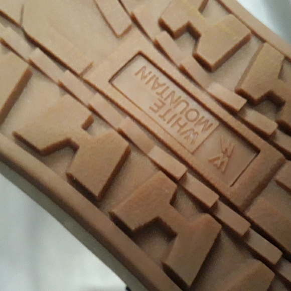 White Mountain black faux fur lined lace up boots. Size 8. - Picture 8 of 13